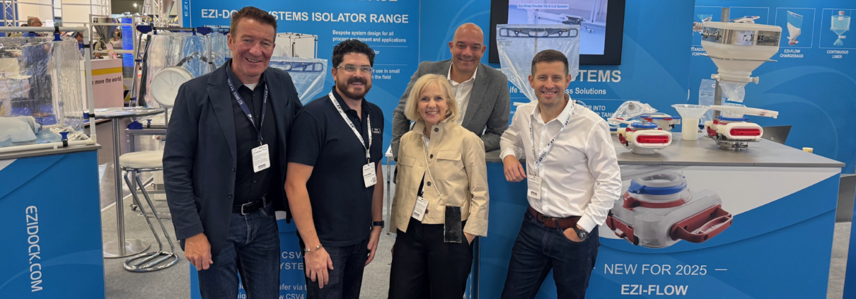 Ghislaine Stern-Demeure, CEO Unique Contained Solutions mit dem EZiDOCK-Team auf der Powtech technopharm 2025 in Nürnberg