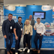 Ghislaine Stern-Demeure, CEO Unique Contained Solutions mit dem EZiDOCK-Team auf der Powtech technopharm 2025 in Nürnberg