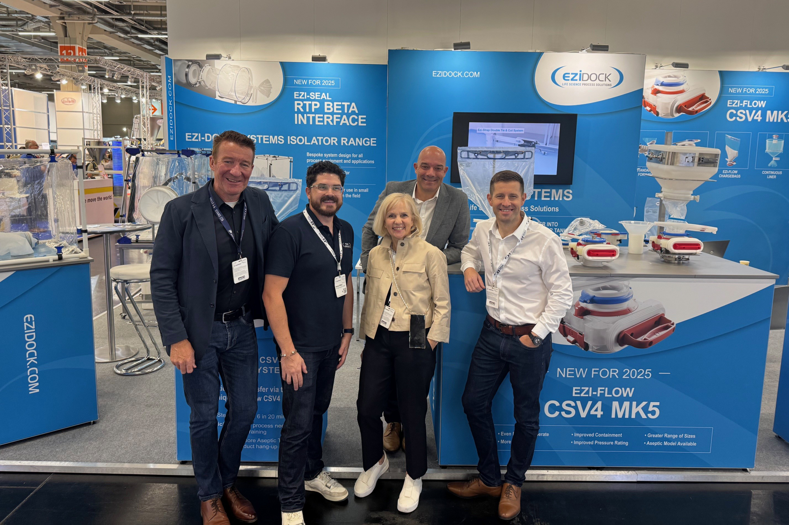 Ghislaine Stern-Demeure, CEO Unique Contained Solutions mit dem EZiDOCK-Team auf der Powtech technopharm 2025 in Nürnberg